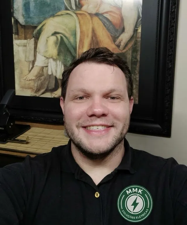 Marcos Kessler sorrindo, com a camisa da MMK Soluções Elétricas