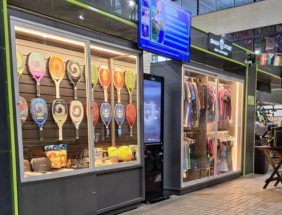 Vitrines iluminadas de uma loja em centro comercial