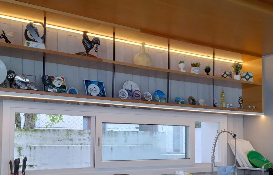 Cozinha com prateleiras iluminadas por fita de LED