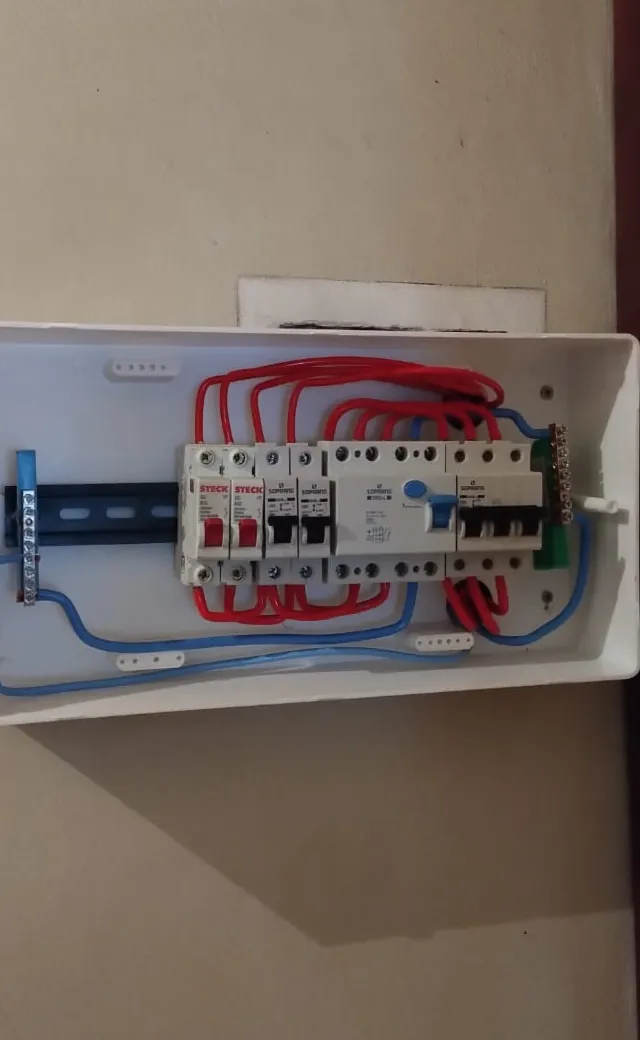 Quadro de distribuição aberto, com disjuntores e DR instalados