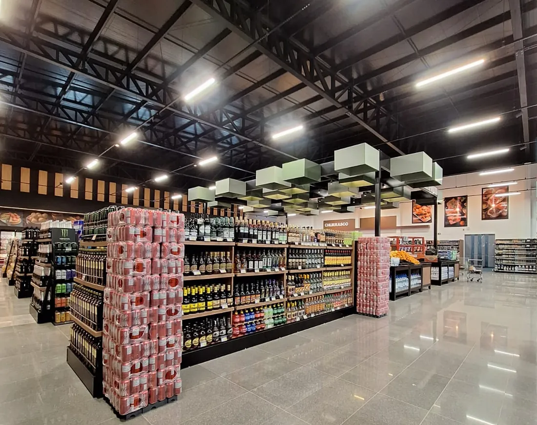 Supermercado com iluminação em linhas de LED no teto