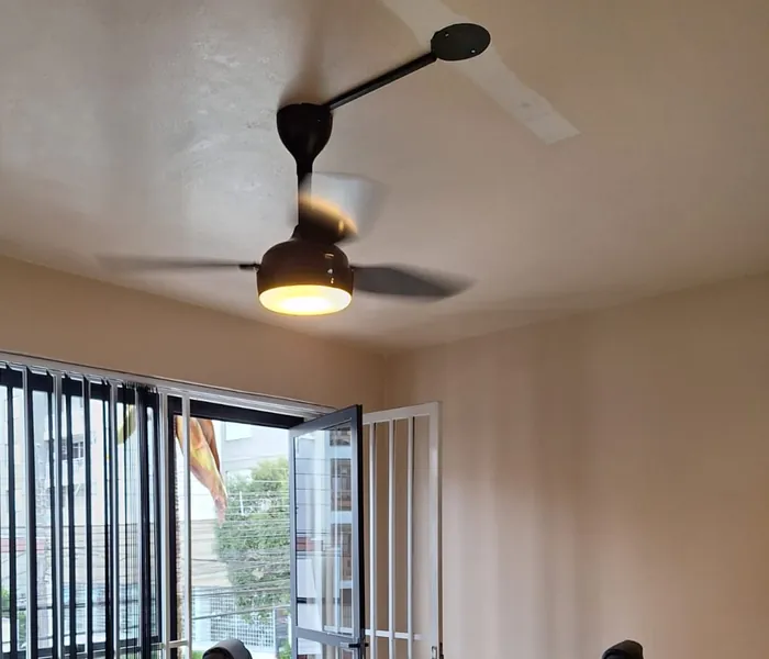 Ventilador de teto com luminária instalado em escritório